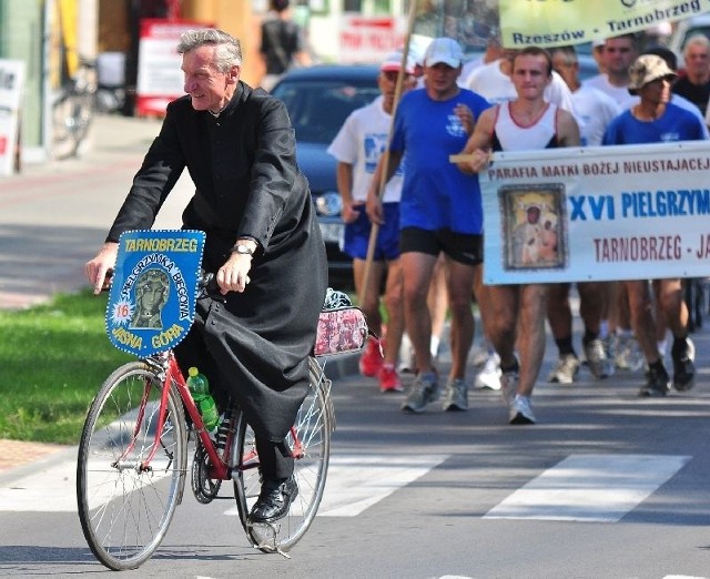 Tradycyjnie już do granic miasta biegaczy pilotował proboszcz parafii na tarnobrzeskim Serbinowie Michał Józefczyk.