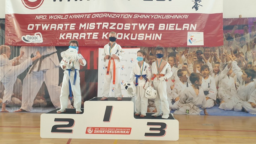 Udany start koneckich karateków na zawodach Warsaw Cup. Trener Mateusz Garbacz ma powody do satysfakcji [ZDJĘCIA]