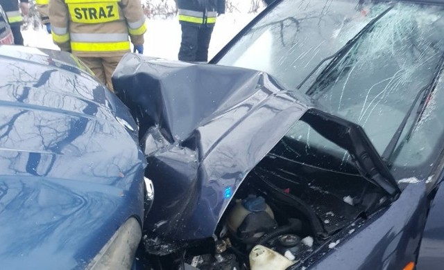 Reanimacja kierowcy VW trwała godzinę. Niestety mężczyzny nie udało się uratować.