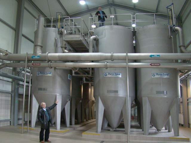 Prezes Andrzej Smaga  (na dole) pokazuje nowoczesne filtry w stacji uzdatniania wody. Na górze kier. inż. Ireneusz Cholewa