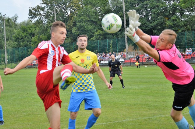 Michał Chowaniec (z lewej) potrafi zachować się w polu karnym przeciwnika.