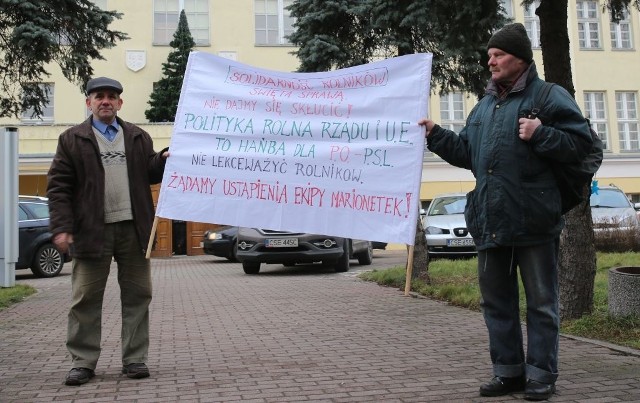 Rolnicy z powiatu sępoleńskiego protestowali przed budynkiem starostwa