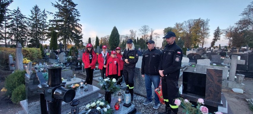 Członkowie OSP Kaliska Kościerskie odwiedzili cmentarz parafialny w Kościerzynie, gdzie spoczywają strażacy  