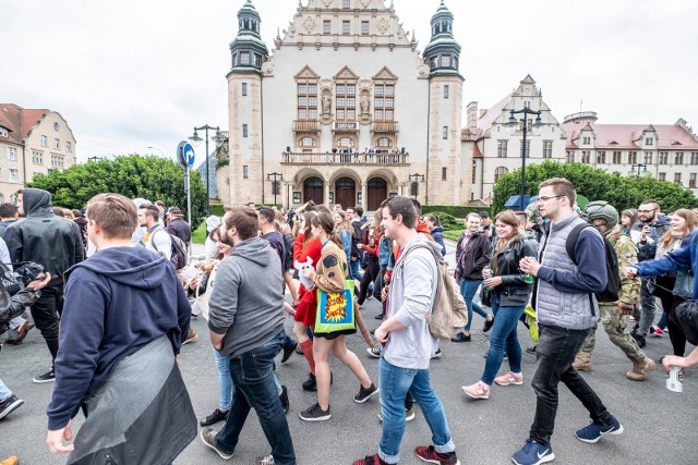 W tych pięciu polskich miastach najłatwiej spotkać studenta na ulicy. W TOP 5 jest między innymi Poznań. Na którym miejscu znalazła się stolica Wielkopolski?POLECAMY TEŻ: 15 najgorszych kierunków studiów w Poznaniu. Po tych studiach zarabia się najmniej! [RANKING]Przejdź dalej i sprawdź --->