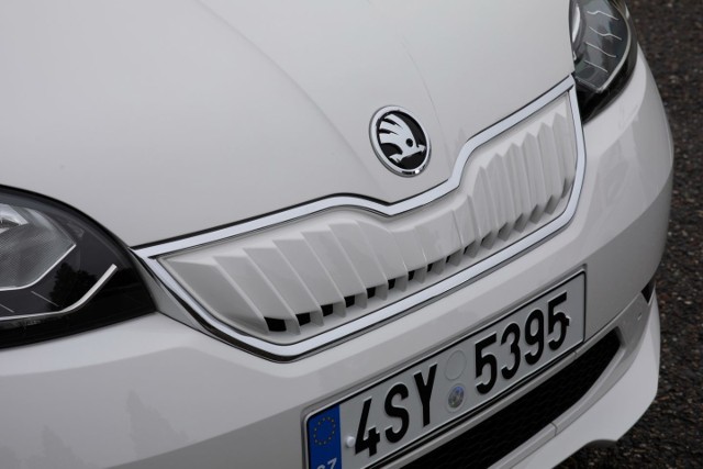 Skoda CITIGOe iV Na rynku pojawia się coraz więcej aut elektrycznych. Ta oferta dotyczy nie tylko kategorii dużych samochodów. Są już także małe elektryczne auta do miasta. Przykładem jest Skoda CITIGOe iV.Fot. Skoda