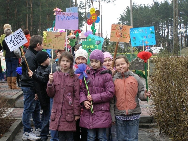 Marsz ekologiczny w Małkini. "Góra śmieci ziemię szpeci!" - skandowali jego uczestnicy