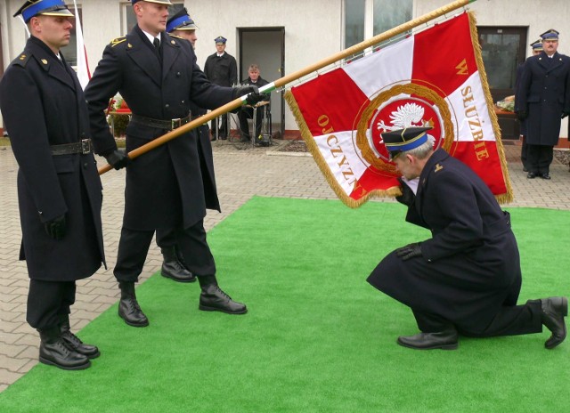 Ryszard Sieńko żegna się ze sztandarem komendy rejonowej straży pożarnej.