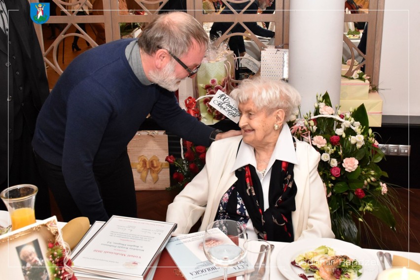 Nowy Sącz. Zofia Kuzak obchodziła setne urodziny. Jubilatka wręczyła prezydentowi nagrodę [ZDJĘCIA]