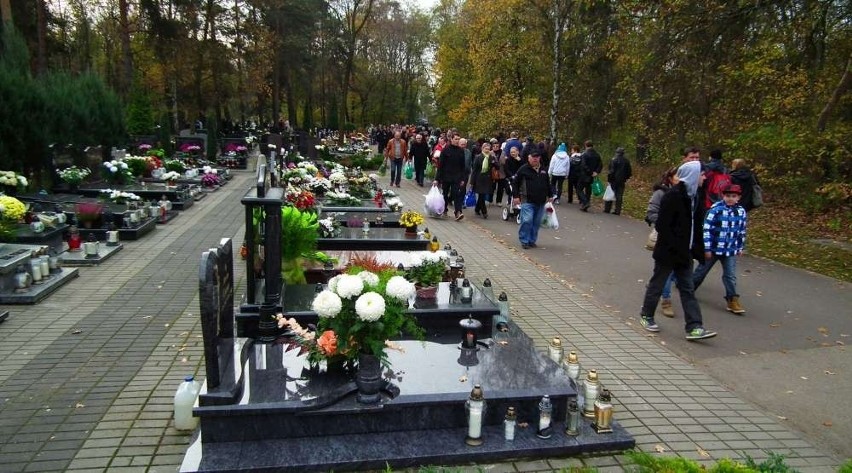 Tłoczno robi się na poznańskich cmentarzach