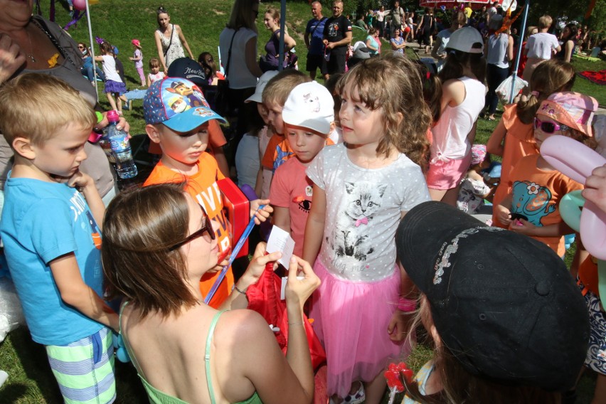 Radosna zabawa przedszkolaków podczas Ekologicznego Pikniku Rodzinnego [WIDEO, zdjęcia]