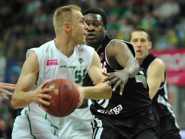 Łukasz Koszarek (z piłką) znalazł w szerokiej kadrze na EuroBasket 2013