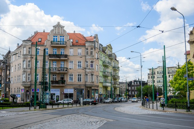 Decydując się na mieszkanie o powierzchni domu możemy wybierać między zabytkowymi kamienicami, willami miejskimi i budynkami całkiem współczesnymi. Na ogół nie potrzeba wielkich remontów, jeśli odpowiada nam gust poprzednich właścicieli. Różnice w cenach są ogromne. Zależą od standardu wykończenia i lokalizacji.Zobacz najciekawsze mieszkania --->