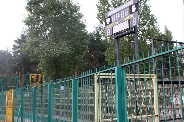 Sektor dla kibiców przyjezdnych na stadionie MOSiR w Stalowej Woli podczas meczów pozostaje pusty.
