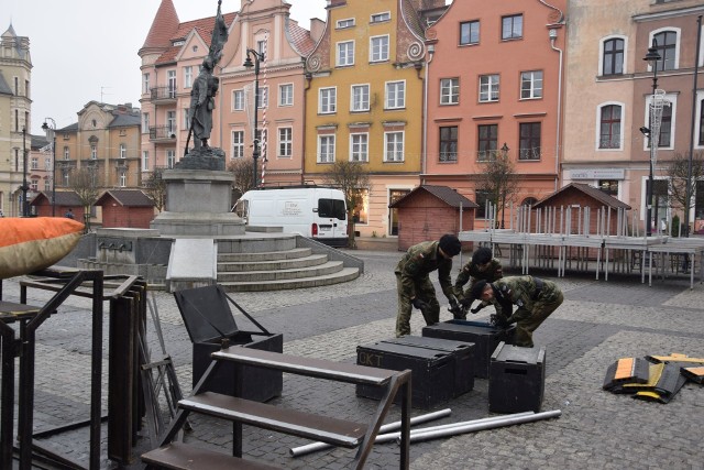 We wtorek w ustawianiu sceny na Rynku pomagali uczniowie klasy mundurowej III Liceum Ogólnokształcącego