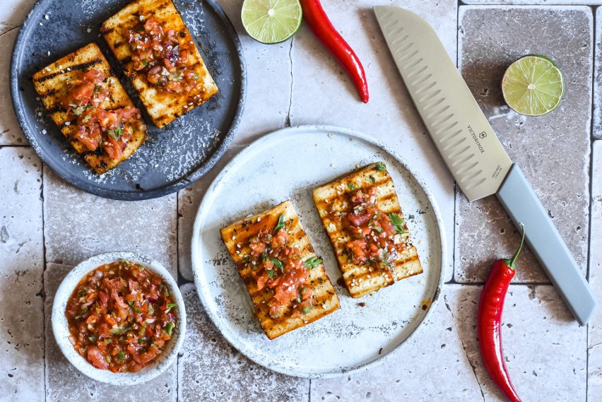 Grillowane steki z tofu i salsą.