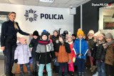 Kłobucką policję odwiedziły dzieci z Gminnego Przedszkola nr 1. Przedszkolaki mocno zainteresowała praca policjantów