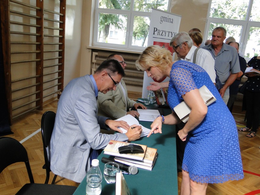 Autorzy książki podpisywali na spotkaniu swą publikację.