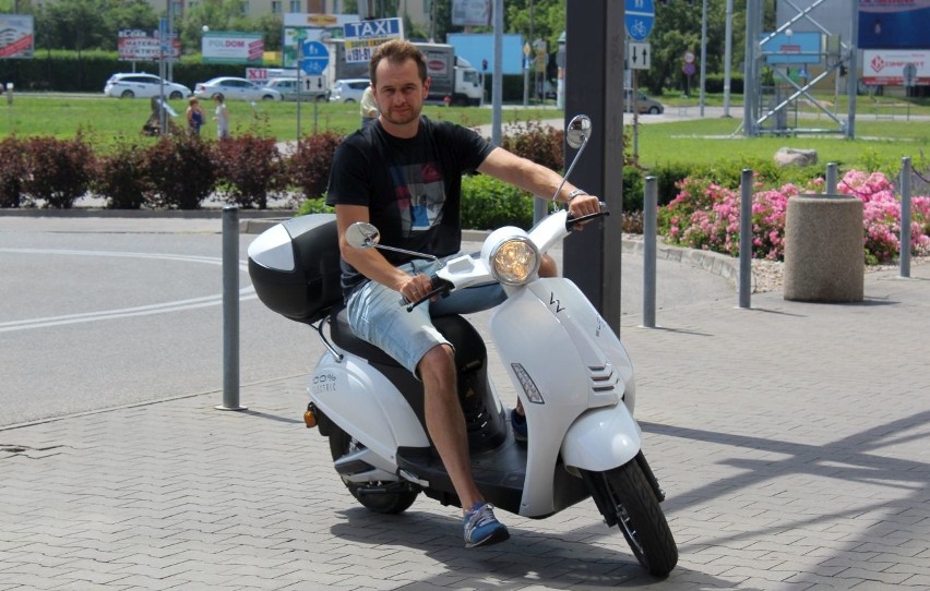 Jarosław Zieliński uważa, że skuter to dobry sposób na...
