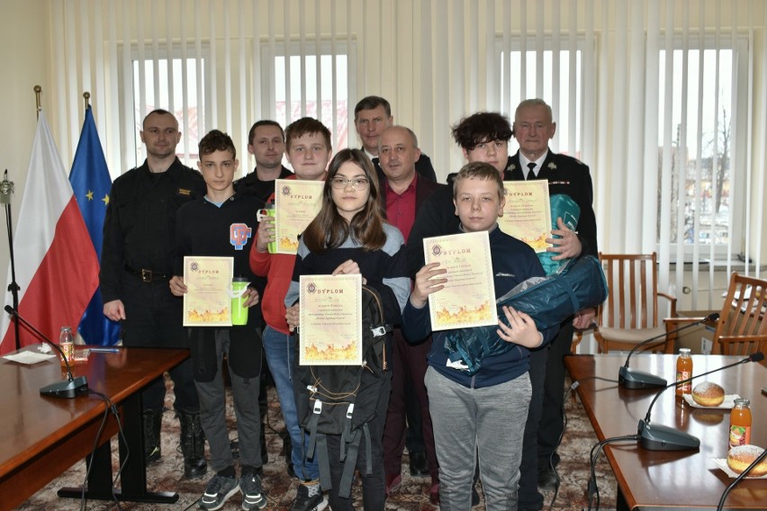 Turniej Wiedzy Pożarniczej w Osieku. Mierzyło się 11 zawodników 