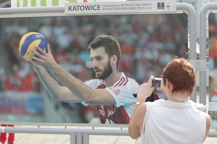 Kibice Ligi Światowej już przed katowickim Spodkiem bawili...