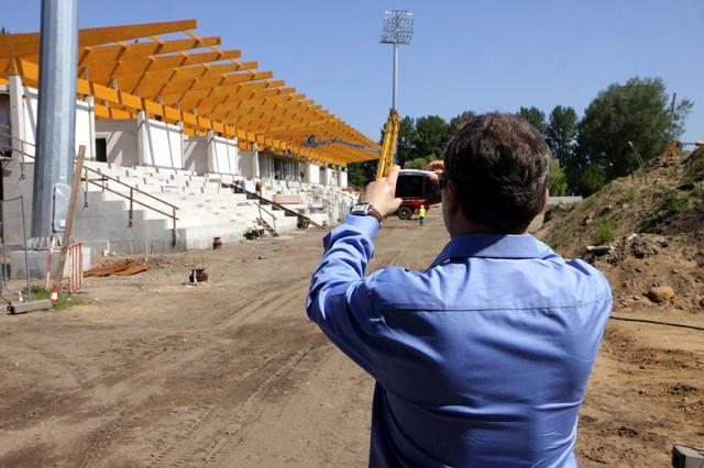 Tomasz Szulc, menadżer do spraw centrów pobytowych na Euro 2012, na placu budowy stadionu piłkarskiego przy ul. Śliwińskiego zrobił kilkadziesiąt zdjęć. Wszystkie posłużą jako dokumentacja postępu prac przy budowie areny.