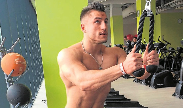 Pan & Pani Fit. Mariusz Janucik pokazuje podstawowe ćwiczenia na siłowni (wideo)