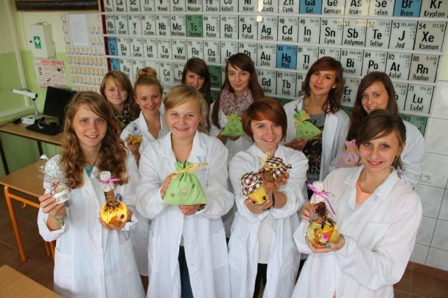 Kosmetyki wytwarzane przez młodzież powstają w szkolnej pracowni chemicznej.