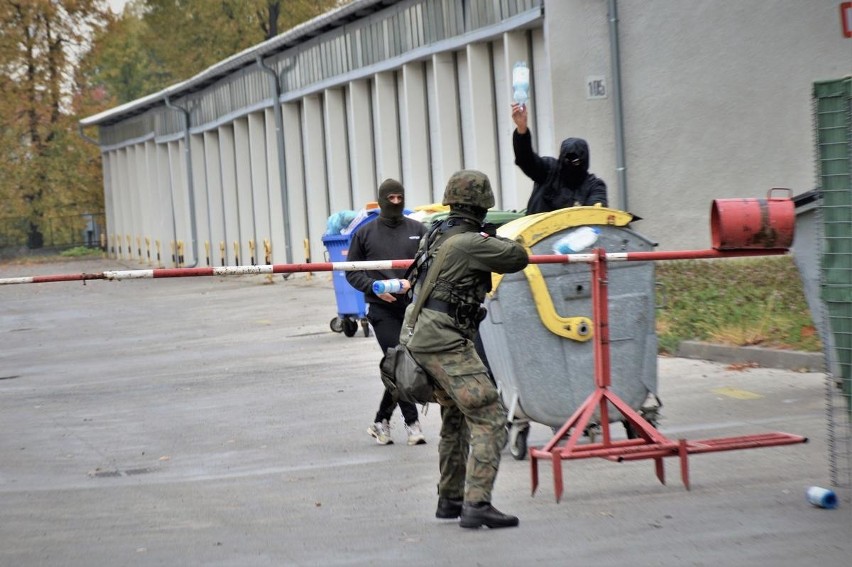 Mundurowi ćwiczyli w Opolu m.in. strzelanie, obronę bazy...