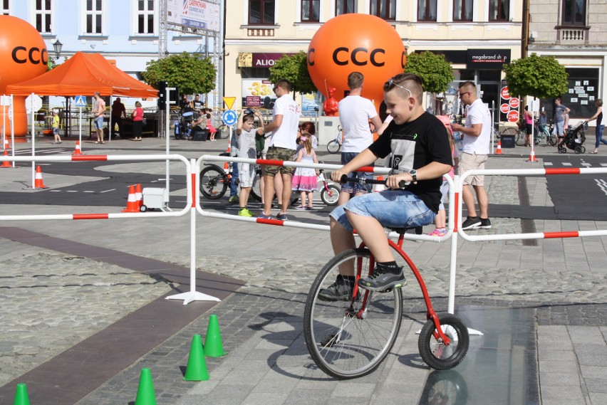 Karpacki Wyścig Kurierów dzisiaj przyjedzie do Oświęcimia. Czekając na kolarzy dzieci szaleją na rowerach na rynku