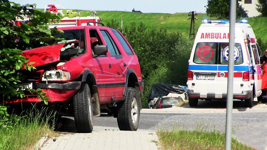 DK 28. Trzy auta rozbite na skrzyżowaiu w Kasinie Wielkiej. Dwie osoby ranne