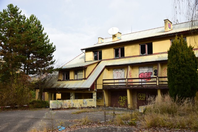 Zrujnowany dawny Hotel Nadwiślański w Tarnobrzegu.