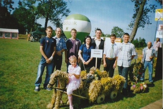 Dożynki 2011 r. w Płonnie w gminie Barlinek. Sołectwo Jarząbki zajęło drugie miejsce. Wieniec wykonała Anna Kałuzińska (czwarta od lewej). Siedzi na słomianym koniku Alicja Kubrak. Sołtys Jarząbek, Edward Makuch stoi (szósty od lewej, w krawacie). Przed nim zaprzyjaźniony sołtys miejscowości Dziedzice, Zbigniew Fryś.