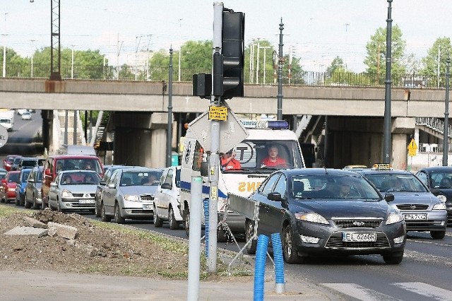 Na al. Bandurskiego korki były we wtorek już nieco mniejsze niż w poniedziałek.