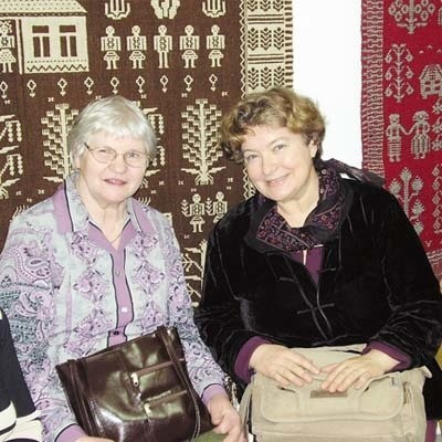 Grażyna Jackowska (z prawej) ze swoją nauczycielką tkactwa Teresą Pryzmont z Wasilówki