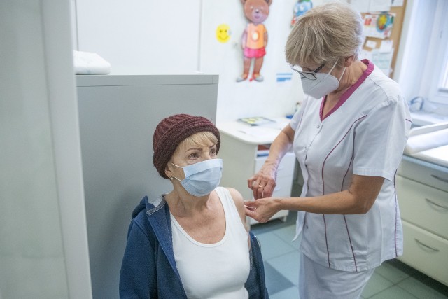 Przychodnia Medica Pro Familia przy ul. Ziębickiej w Poznaniu w środę rozpoczęła szczepienia seniorów.