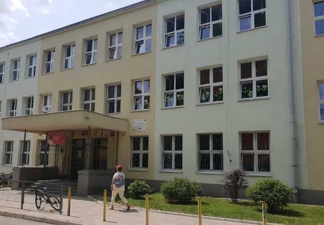SP nr 81, w której pojawiła się kontrola Kuratorium Oświaty w Łodzi, ma siedzibę przy ul. Emilii Plater 28/32 na Bałutach