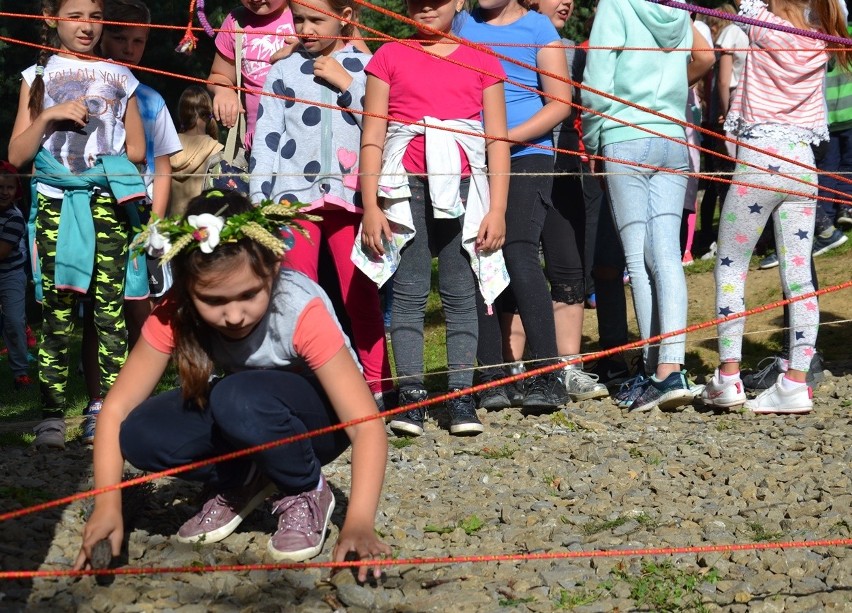 Dzieci z Kobylanki i Zagórzan na biwaku pod Łysulą próbowały pokonać wielką pajęczynę ...