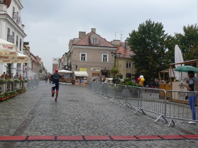 Na sandomierskiej Starówce zawodników powitał deszcz i turyści oraz najbliżsi, którzy dopingowali dobiegających do mety zmęczonych uczestników.