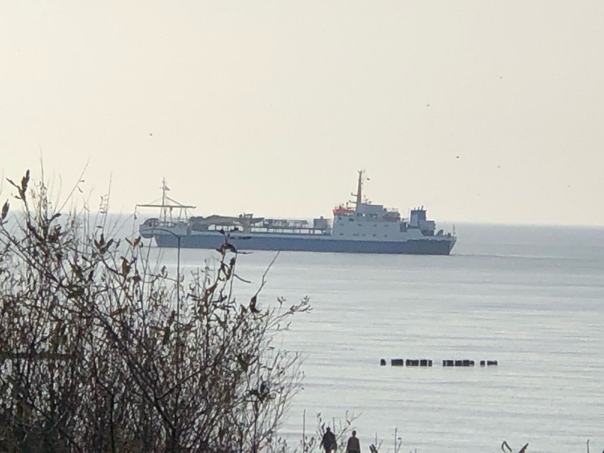 Widok z plaży w Mielnie na szwedzki statek