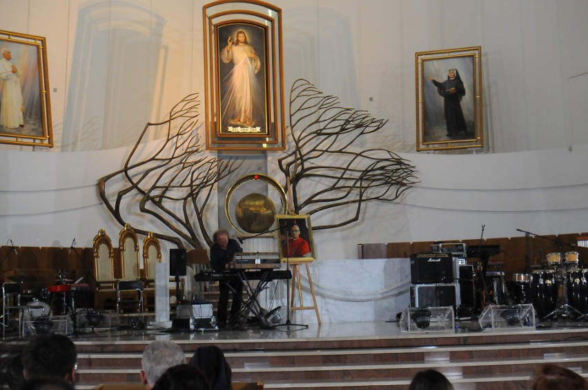 Koncert w Łagiewnikach: grali, śpiewali i wspominali kardynała Macharskiego 