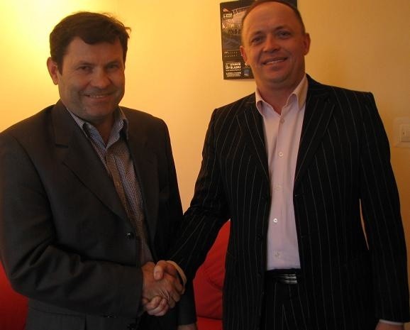Trener Dariusz Janowski tuż po podpisaniu umowy z prezesem Romanem Wargulewskim.