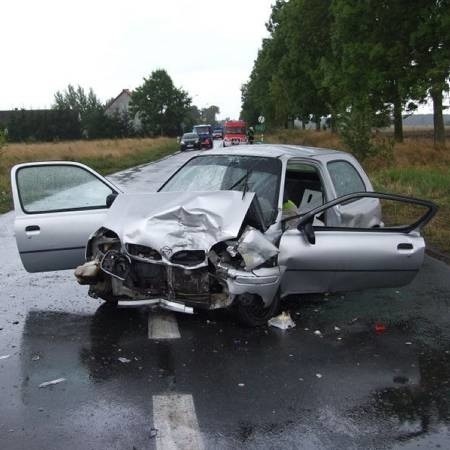 Pasażerka tego nissana zginęła na miejscu. Kierowca i kolejna pasażerka z ciężkimi obrażeniami odwieziono śmigłowcami do szpitali w Gorzowie i Szczecinie.