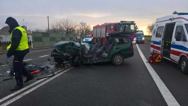 W czwartek około godz. 7.30, na drodze krajowej nr 94 w Trzcianie w pow. rzeszowskim, doszło do zderzenia dwóch samochodów osobowych.Pierwsi na miejscu byli strażacy z OSP Trzciana.- Dwie osoby są poszkodowane w tym jedna ciężko. Strażacy uwolnili ją z wraku pojazdu. Na miejscu jest siedem zastępów państwowej straży pożarnej - mł. bryg. Marcin Betleja rzecznik prasowy Podkarpackiego Komendanta Wojewódzkiego Państwowej Straży Pożarnej.W miejscu wypadku droga jest nieprzejezdna.Aktualizacja, godz. 9.20Ze wstępnych ustaleń wynika, że kierowca renault zjechał na przeciwległy pas ruchu, gdzie zderzył się czołowo ze skodą.Kierowca renault zmarł w wyniku odniesionych obrażeń.Aktualizacja, godz. 11Jak wstępnie ustalono, kierujący renaultem, 50-letni mieszkaniec powiatu dębickiego, jadąc w kierunku Rzeszowa, zjechał na przeciwny pas ruchu i zderzył się z jadącą z naprzeciwka skodą. W wyniku zderzenia i doznanych obrażeń kierujący renaultem poniósł śmierć na miejscu.Policjanci ustalili, że kierowca skody, 35-letni mieszkaniec powiatu rzeszowskiego, w chwili zdarzenia był trzeźwy. Na miejscu wypadku pracują policjanci wraz z prokuratorem.Na tym odcinku droga krajowa nr 94 jest zablokowana w obu kierunkach. Policjanci kierują na objazdy przez autostradę A4 - w Świlczy i Sędziszowie Małopolskim. Utrudnienia mogą potrwać do południa.Zobacz także: Dramatyczny wypadek na obwodnicy Przemyśla