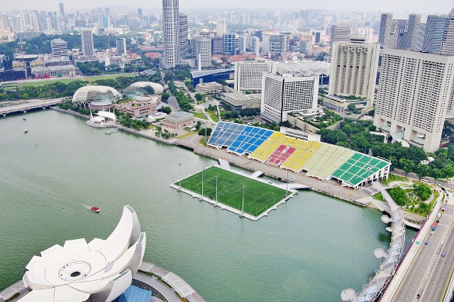 To niepodważalnie jeden z najbardziej niezwykłych stadionów świata. Wybudowany w Zatoce Marina w Singapurze obiekt unosi się na wodzie, a publiczność obserwuje wydarzenia siedząc na trybunie o pojemności 30 tysięcy. Jest ona umocowana na platformie o długości 120 metrów oraz 83 metrów szerokości.