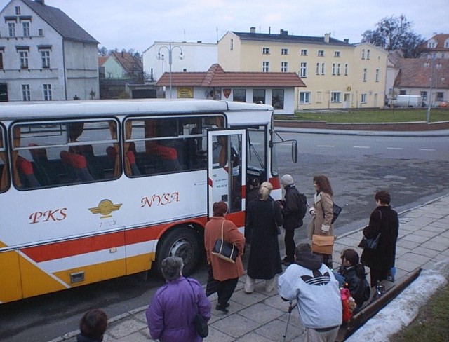 20 lat temu pasażerowie z Korfantowa i przyległych miejscowości korzystali z połączeń PKS Nysa
