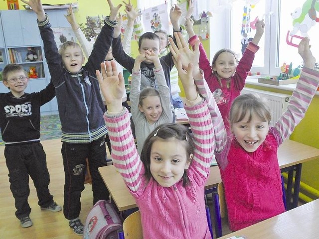 Szkoła w Osiecznicy to jedna z najlepszych podstawówek w województwie. Przeciętnie w klasie jest 14 uczniów. Wczoraj dzieci entuzjastycznie powitały fotoreportera &#8222;GL&#8221;.