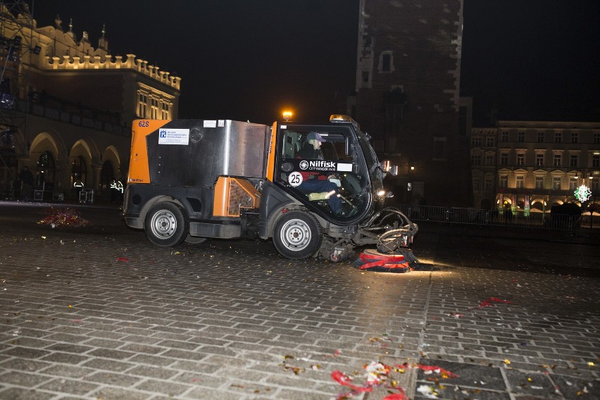 Sylwester 2016 Kraków. Nocne sprzątanie Rynku Głównego [ZDJĘCIA, WIDEO]