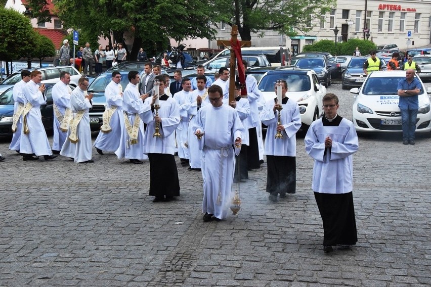 Premier Beata Szydło z mężem przyjechała na święcenia...