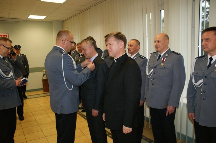 Wręczono także srebrne medale za Zasługi dla Policji....