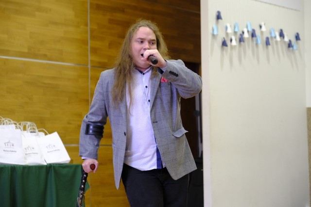 Niepełnosprawni z Torunia spotkali się w Muzeum Etnograficznym. Zaśpiewał dla nich m.in. Kamil Czeszel